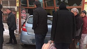 Hınıs'ta Otomobil İşyerine girdi!!