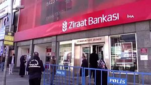 Erzurum'da banka ve market önlerinde uzun kuyruklar oluştu