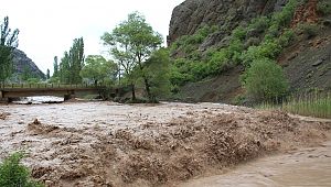 Oltu'da sel...İş makinesi sel sularının içinde kaldı