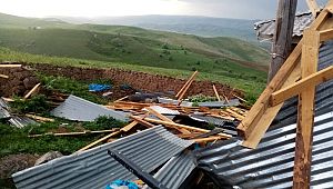 Hınıs'ta Fırtına Çatıları Uçurdu..