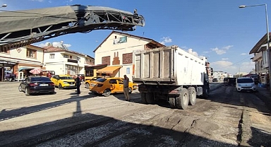 Hınıs çarşı Merkezinin Asfaltı Yenileniyor